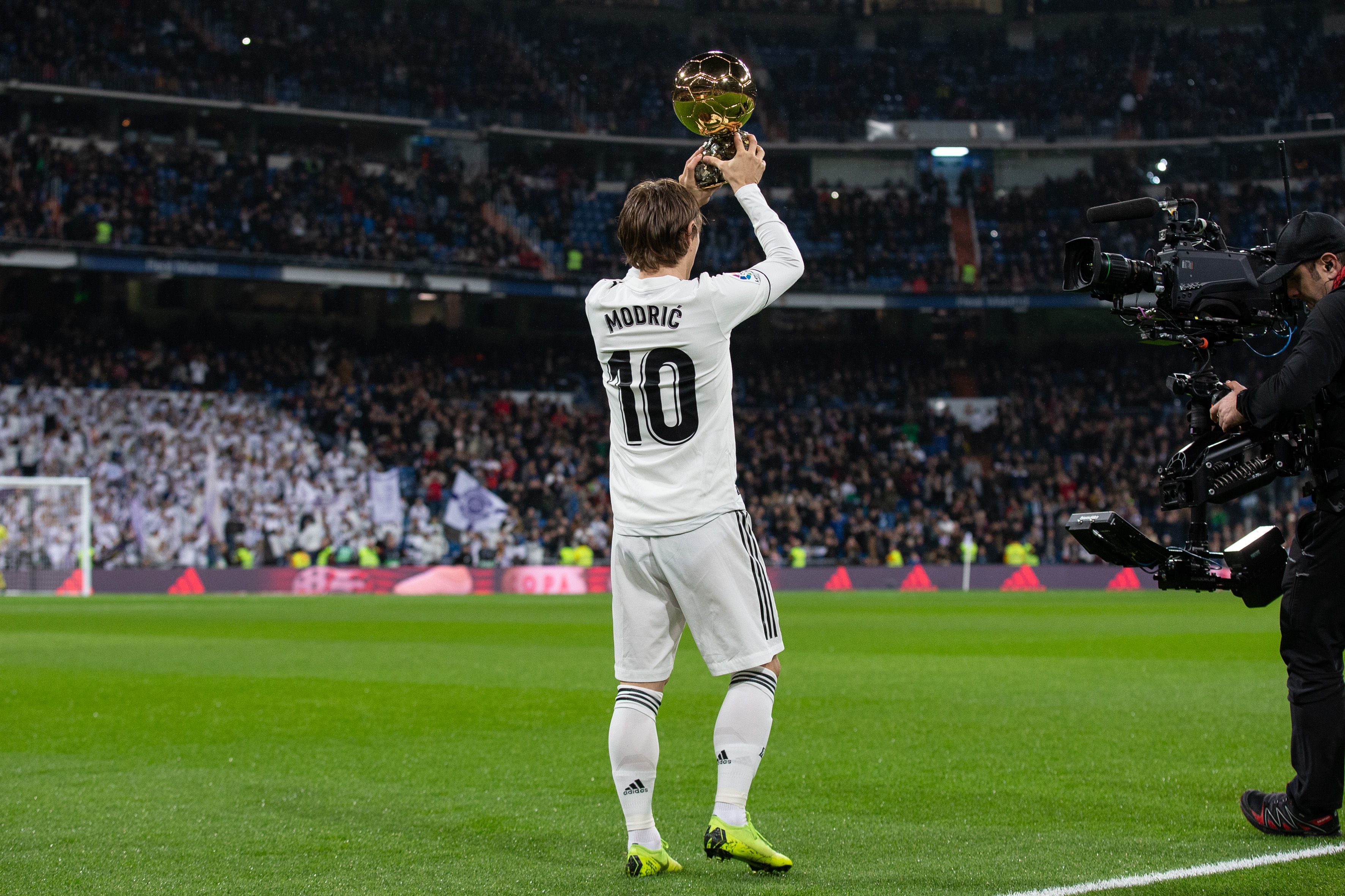 科科·琼斯对多诺万·米切尔关键时刻的超远三分球的反应😂